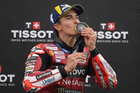 Marc Márquez impõe força no caos molhado e deixa recado à Aprilia em Jerez