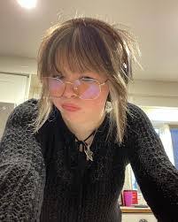 Julia Cottrell's Instagram, Twitter & Facebook