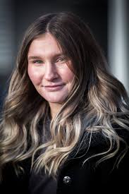 Nyexaminerade sjuksköterskan Amanda, 22, hyllar sina kollegor: "Haft ett  tungt år"