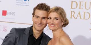 Between august 1997 and september 2005, bott played cora hinze moreno on the popular german soap opera gute zeiten, schlechte zeiten. House Rules Nina Bott Kauft Haus Mit Freund Benjamin Baarz Express De