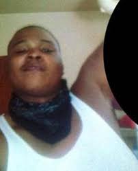 Här poserar mördaren med sin döda mamma