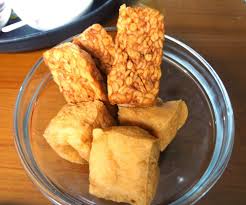 Banyak yang bilang jika pria ingin subur, konsumsilah toge, sedangkan perempuan yang mengonsumsi tauge akan membuat rahimnya gampang dibajak. Resep Masak Tahu Guling Khas Yogyakarta Yang Rasanya Bikin Nagih