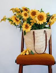 Nuvola…composta da un melange di colori abbinati fra loro al fine di creare una nuvola fiorita, i fiori impiegati sono margherite, anemoni, solidago e verde ornamentale. Fiori Country Chic Nellessenziale