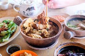 Bak kut teh served in a pipping hot claypot. Kiang Kee Bak Kut Teh å¼ºè®°è‚‰éª¨èŒ¶ At Kota Tinggi