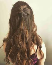 Dai semiraccolti ai raccolti con chignon, dalle pettinature con trecce classiche o più complesse ai look fai da te più facili e originali. Capelli Lunghi 32 Acconciature Facili E Veloci A Cui Ispirarvi Capellistyle