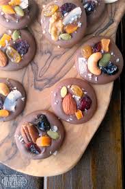 Chocolate Fruit N Nut Bites En 2020 Idee Recette Noel Gateaux Et Desserts Recette Bonbon