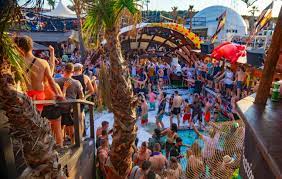 Super na party, v klubech jsou bazény,hostesky, tanečnice a je tam skvělá atmoška, večer je to už hodně narvaný a, hlavně po půlnoci, takže ideální je chodit dříve.bydlení je nejblíže v gajacu, kde je taky. After Beach Party Reisen Jugendreisen Party Urlaub