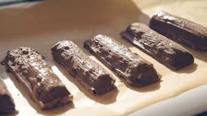 Diy Snacks So Machst Du Yoguretten Erdnussbutter Cups Und Crispy Rolls Galileo Lebensmittel Essen Erdnussbutter Snack Ideen