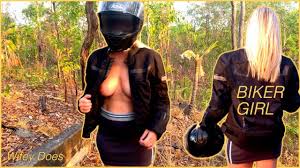 バイクジャケットからの妻の巨乳フラッシュ