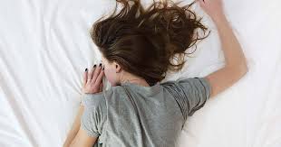 Man kann nachts im bett liegen und von tiefen gefühlen der zugehörigkeit zu einer person zu gefühlen starker romantischer liebe zu einer anderen schwingen. Beste Schlafposition So Liegst Du Richtig Ottonova