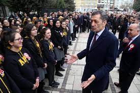 Bakan selçuk, eğitim sorunları konulu soru önergelerini yanıtladı. Bakan Selcuk Un Ogrencilerle Gulumseten Diyalogu Son Dakika Haberleri