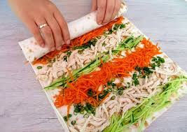 рулет из лаваша с курицей и сыром на сковороде Rulet Iz Lavasha Klassnaya Zakuska Poshagovyj Recept S Foto Avtor Recepta Drugaya Kuhnya Valeriya Recept Eda Pitanie Recepty Recepty Edy