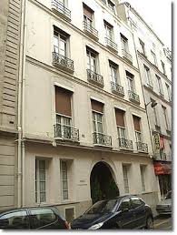 The property boasts location within 4 km from paris city centre. Sur Les Pas Des Crivains L Hotel D Angleterre