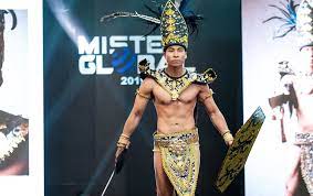 Dandong merupakan kain selendang yang dipakai oleh lelaki iban. Rakyat Indonesia Claim Pakaian Tradisional Sarawak Pula