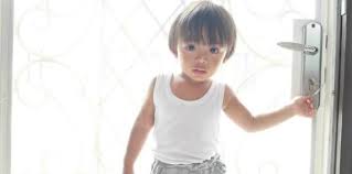 Di tahapan ini bayi sudah mulai belajar untuk berdiri sendiri walau hanya bertahan beberapa detik saja. Perkembangan Bayi 11 Bulan Panduan Lengkap Milestone Untuk Orangtua Theasianparent Indonesia