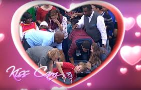 About 165 results (0.52 seconds). Fan Attempts Proposal During Hawks Kiss Cam Drops Ring Atlanta Hawks