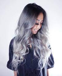 schwarzes hemd graue haarfarbe lange lockige silberne haare schwarz graue haare haare grau farben ombre haare farben