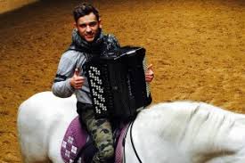 Szabó ádám fantasztikus ahogy érzi a harmonikát és látszik rajta, hogy nagyon benne van a zenében. Szabo Adam 24 Hu 3 Oldal