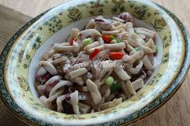 Tapi cendawan yang digoreng bukannya jenis cendawan yang kita dapat di busut dan pokok getah tu. Cendawan Goreng Dengan Sotong Azie Kitchen