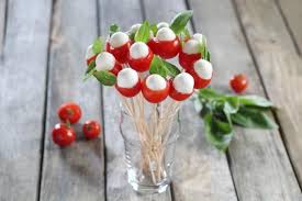 Egouttez les crevettes et les calmars. Recette Bouquet De Tomates Cerises Et Mozza En Pas A Pas Recette Tomates Cerises Plateaux De Nourriture De Fete Aperitif Rigolo