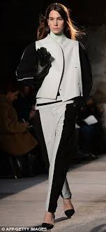 Liv Tyler Shows She S Still Got Her Model Good Looks As She Poses With Elizabeth Olsen At Proenza Schoule S New York Show Fashion Fashion Over Fifty Trendy Winter Fashion