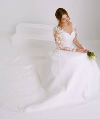 Robes de mariée de haute qualité avec une sélection large, robes de demoiselle d'honneur, robes de cortège enfant et plus de vêtements de mariage à la mode. Tati Fr La Belle Robe De Mariee Elyana Retrouvez Facebook