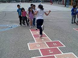 Cualquier grupo de niños puede divertirse con facilidad con estos juegos tradicionales en un patio, parque o en su barrio. Disfruta Jugando