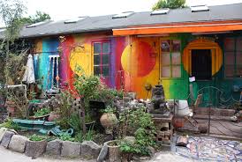 Özgür şehir christiania' da yaşayanlar danimarka vatandaşı olup, belediye ile yaptıkları anlaşmaya istinaden hastanelerden yararlanmaktadır; Life After Weed Visiting Christiania In Copenhagen Routes North
