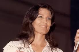 Bentley, King Perform 'Different for Girls' at 2016 CMA Awards