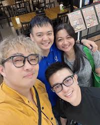 Friday Social Challenge #1  人生不能一直宅！第一集就遇到启发我人生该怎么更精彩的Seth，真的太巧了！Poof剧场的食物OK，但这里更是个超棒的社交场，连狗狗都在拓展人脉，之后calvin  又拉我去Lao Mao，虽然不是我平常的首选，但Nasi Lemak竟然出乎意料地好吃！ ◎第二站 ...