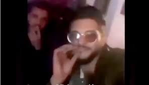 Tandis que les internautes sont convaincus que camille lellouche a réglé ses comptes avec rayane bensetti dans sa dernière musique, le beau gosse aurait bel et bien fait son choix. Rayane Bensetti Et Camille Lellouche Derapent Malaise En Direct Pausette Fr Page 6