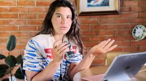 Giulia Costa diz que viveu 'caos' após proposta de congelar óvulos aos 26: 'Alugou um triplex na minha cabeça'
