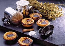 葡式蛋撻（葡萄牙語：pastel de nata，复数形式 pastéis de nata），又稱葡式奶油撻、焦糖瑪琪朵蛋撻，粤港澳地区称葡撻，是一種小型的奶油酥皮餡餅，属于蛋撻的一种，焦黑的表面（是糖過度受熱後的焦糖）為其特徵。 æ¸¯å¼è›‹æŒžvsè'¡å¼è›‹æŒžä¸è¦å‚»å‚»åˆ†ä¸æ¸…æ¥š æ‰‹æœºæ–°æµªç½'