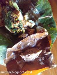 Nasi yang terdiri dari daging, serundeng, dan sambal yg berminyak nasi kucing: Resep Lontong Pecel Ndeso