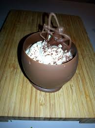 Coupe En Chocolat Remplis De Mousse Au Chocolat Avec Creme Fouette Au Baileys Si On Reussissait A Gouter Le Paradis Je Suis Certain Qu Food Desserts Pudding