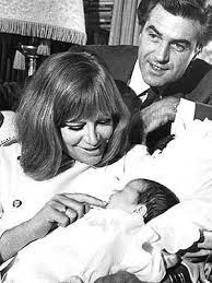 Seit 2000 war er mit der schauspielerin melinda may liiert. Who Is David Cameron Dating David Cameron Girlfriend Wife