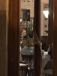 « e ci dica, lei quindi ha le prove che berlusconi abbia avuto un ruolo fondamentale nell'assassinio di giulio cesare? Michele Santoro Da Alfredo Picture Of Il Vero Alfredo Rome Tripadvisor