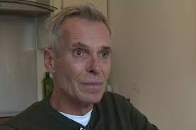 Letter addressed only to 'a blue and green shed' near Land's End somehow  arrives