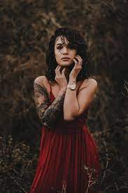 Professional Lightroom Presets For Outdoor Portraits Using Available Light Portrait Photography Women Photography Poses Women Model Poses Photography