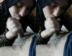 مراهقة شرموطة بتمص زوبر حبيبها - عرب نودز