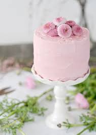 Essbare blüten könnt ihr vielseitig einsetzen: Hochzeitstorten Mit Blumen Fur Den Sommer