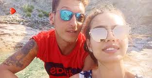 Fenerbahçe kulübün resmi twitter hesabından saat 19:07'de paylaşılan mesajda 'gel gündüzle gece olalım' ifadeleri kullanıldı. Fenerbahce Mesut Ozil I Bu Yaz Bitirecek