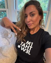 Cindy Crawford, though not Jewish herself, has demonstrated support for  Jewish communities and Israel through various actions: • Advocacy Against  Antisemitism: In early 2024, she participated in the “New Year, New Voices”