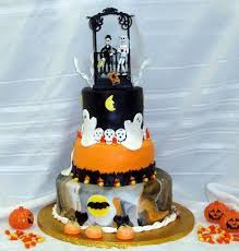 If your wedding takes place right at halloween, you are probably looking for some peculiar décor, here are ideas for a perfect halloween. Halloween Wedding Rolled Fondant Cake Tiffany S Bakery