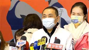 目前已掌握個案接觸者共 15 人，其中 4 人列居家隔離，11 人列自主健康管理。 ✏指揮中心統計，截至目前國內累計 795 例確診，分別為 700 例境外移入，56 例本土. H5 Ae6hbmg6lkm