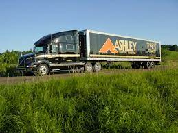 This driver has no respect for his fellow truckers and the motorist on the road way. Ashley Distribution Services é¢†è‹±