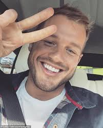 He grew up in the outskirts of paris. Colton Underwood Flashes A Peace Sign In A Selfie Posted To His Instagram Account After Coming Out Duk News