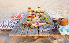 Unterwegs im freien an der frischen luft gut essen! Ein Picknick Am Strand Veranstalten Essen Trinken In Wassernahe