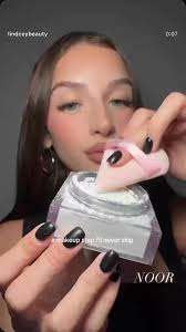 🖤HUDA BEAUTY Easy Bake Loose Baking & Setting Powder 🖤 , 🍇Available  Shades—Sugar Cookie, A lightly pigmented, silky setting powder that bakes &  sets, blurs the look of fine lines, and locks in makeup ...