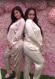 24 598 002 tykkäystä · 1 389 951 puhuu tästä. Kylie Jenner 5 Geheimnisse Die Uns Das Baby Video Verrat